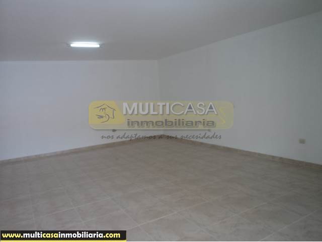 Venta de Hermosa Casa comercial a crédito, dos locales y Garaje dos vehículos sector Ciudadela Simón Bolívar Cuenca - Ecuador