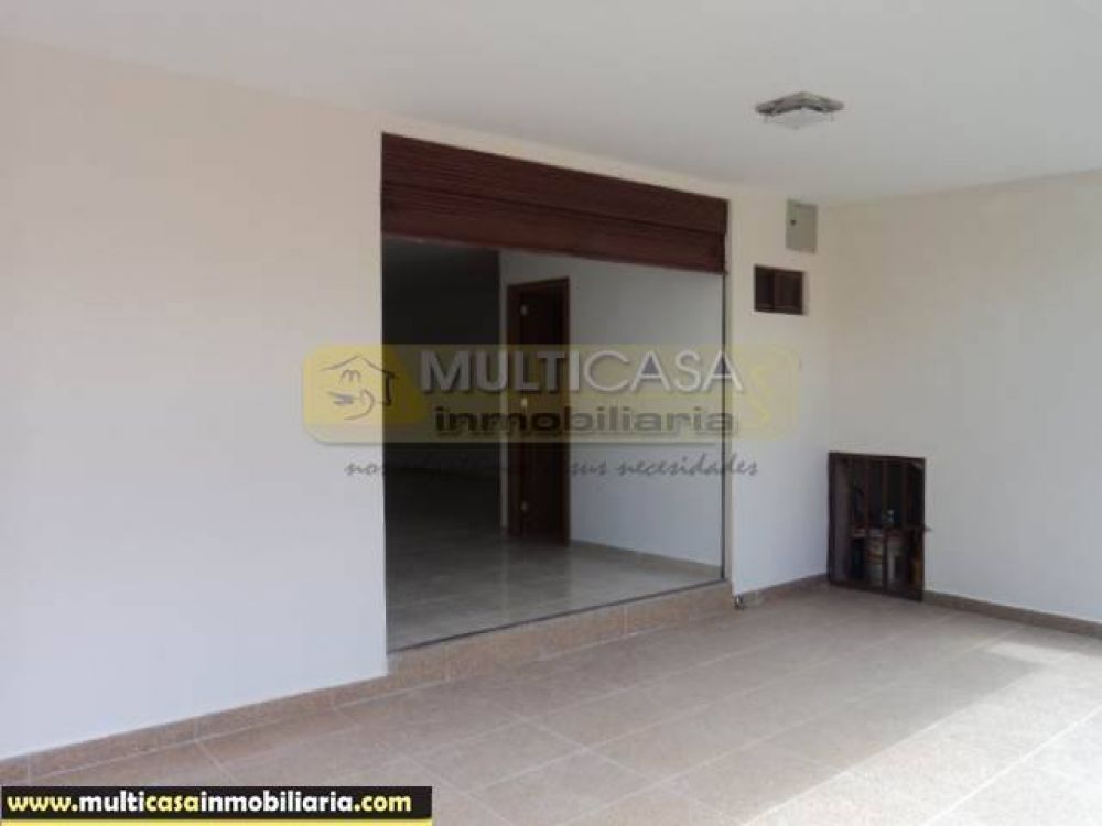 Venta de Hermosa Casa comercial a crédito, dos locales y Garaje dos vehículos sector Ciudadela Simón Bolívar Cuenca - Ecuador