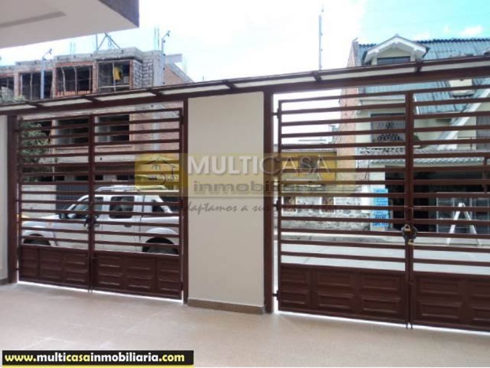Venta de Hermosa Casa comercial a crédito, dos locales y Garaje dos vehículos sector Ciudadela Simón Bolívar Cuenca - Ecuador
