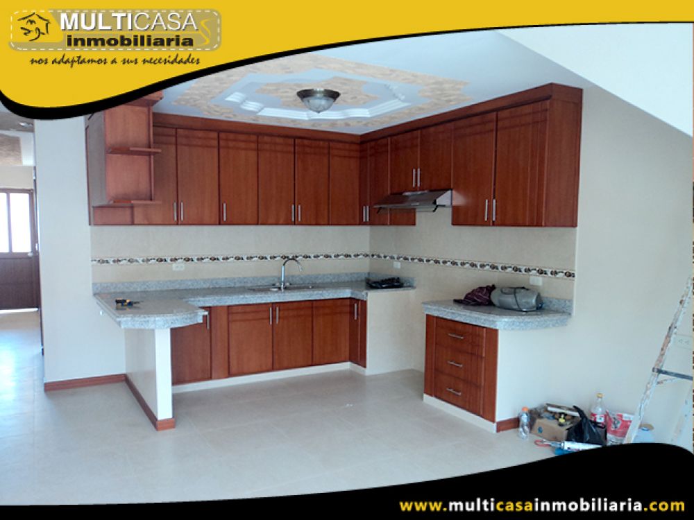 Venta a crédito de Hermosa Casa con dos departamentos por estrenar sector Uncovía Cuenca - Ecuador