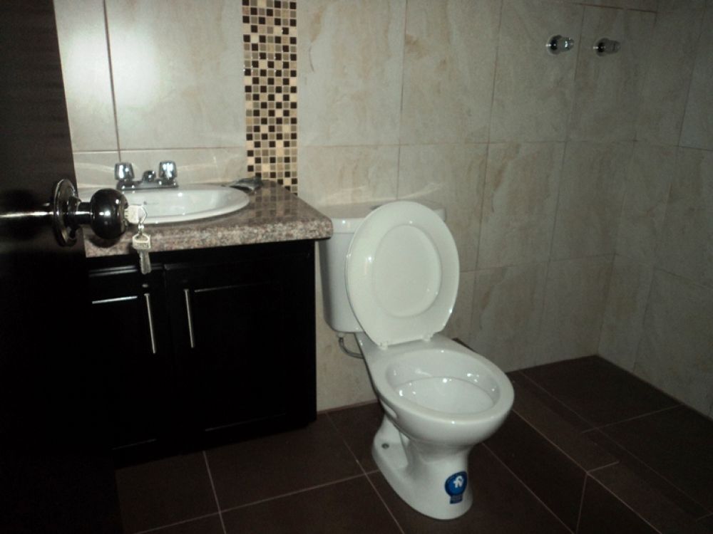 Venta a crédito de Hermosa casa de tres pisos por estrenar en Sector Colegio Borja Cuenca-Ecuador