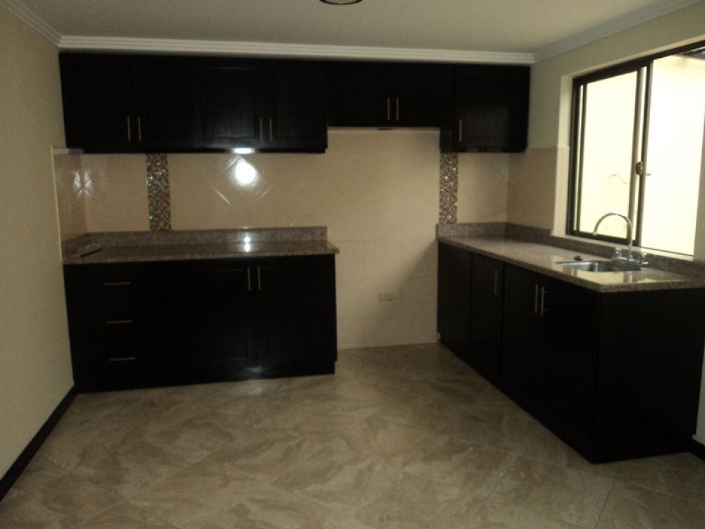Venta a crédito de Hermosa casa de tres pisos por estrenar en Sector Colegio Borja Cuenca-Ecuador