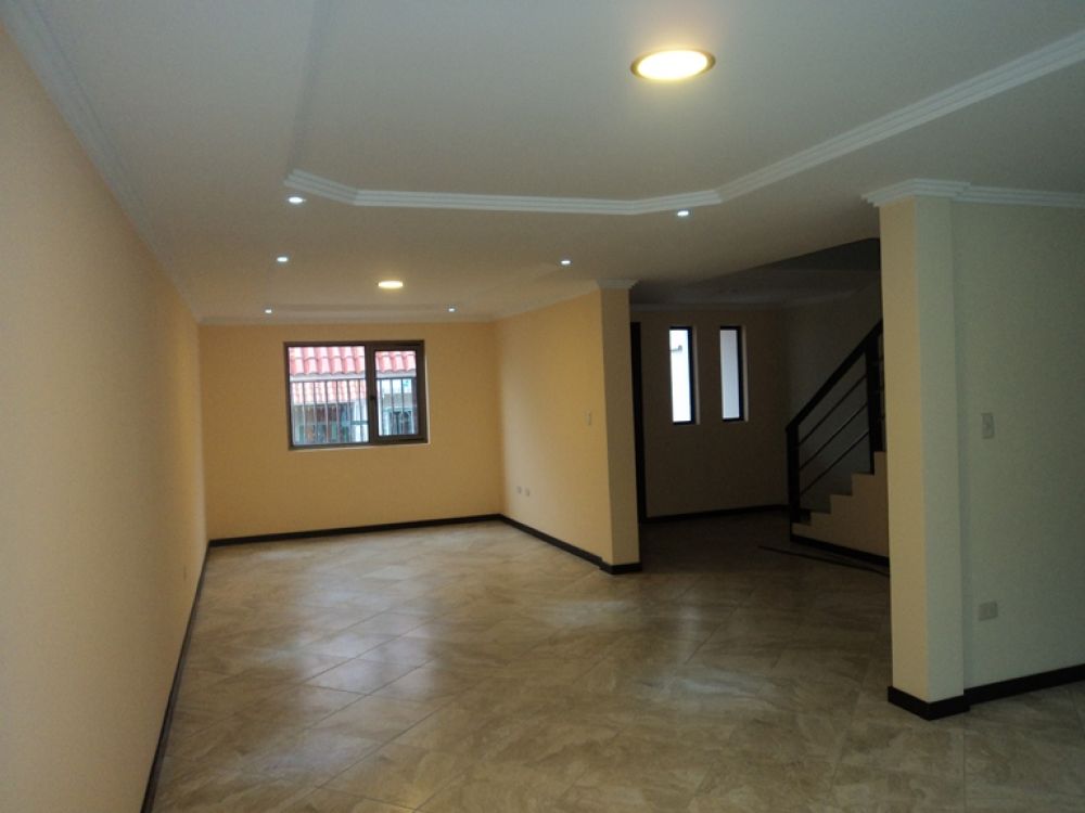 Venta a crédito de Hermosa casa de tres pisos por estrenar en Sector Colegio Borja Cuenca-Ecuador