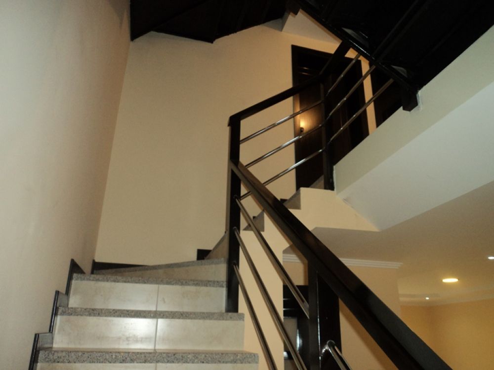 Venta a crédito de Hermosa casa de tres pisos por estrenar en Sector Colegio Borja Cuenca-Ecuador