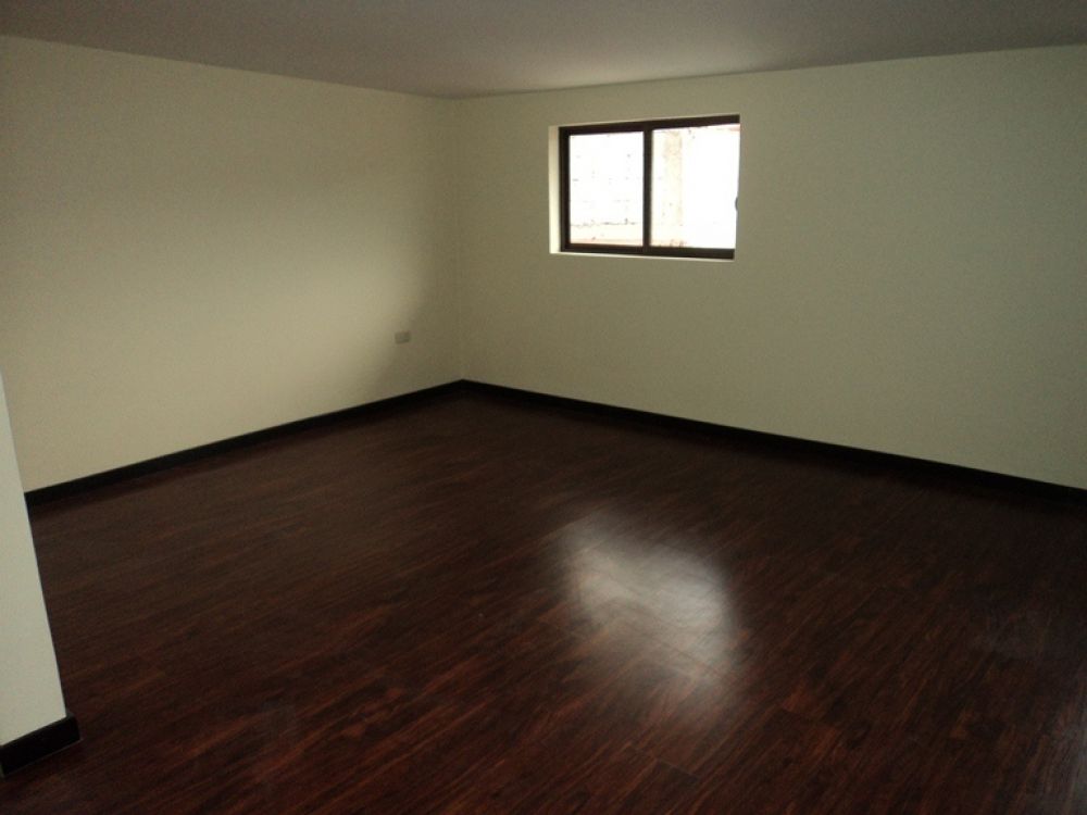 Venta a crédito de Hermosa casa de tres pisos por estrenar en Sector Colegio Borja Cuenca-Ecuador