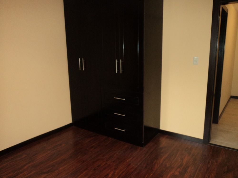 Venta a crédito de Hermosa casa de tres pisos por estrenar en Sector Colegio Borja Cuenca-Ecuador