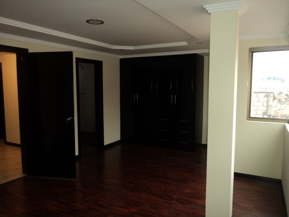 Venta a crédito de Hermosa casa de tres pisos por estrenar en Sector Colegio Borja Cuenca-Ecuador