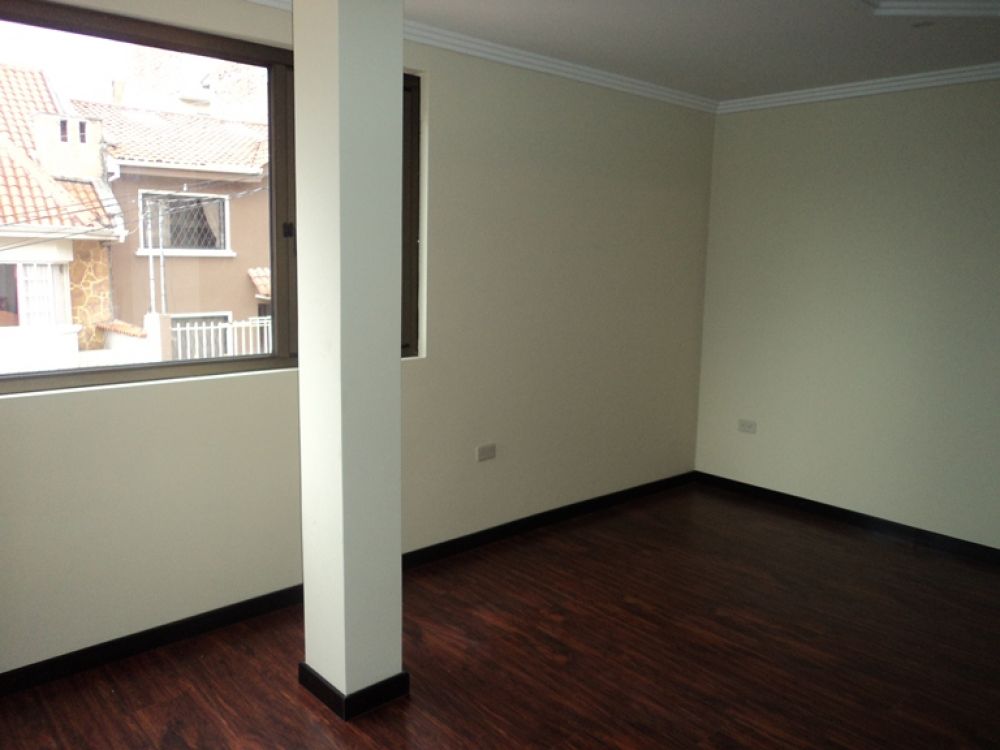 Venta a crédito de Hermosa casa de tres pisos por estrenar en Sector Colegio Borja Cuenca-Ecuador