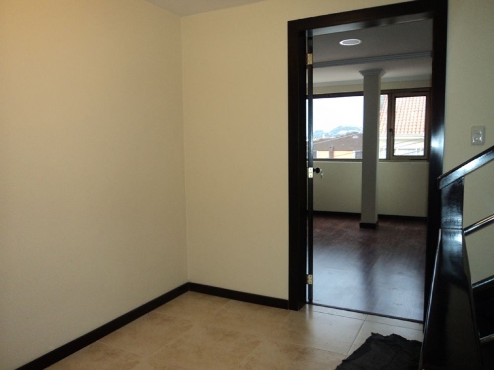 Venta a crédito de Hermosa casa de tres pisos por estrenar en Sector Colegio Borja Cuenca-Ecuador