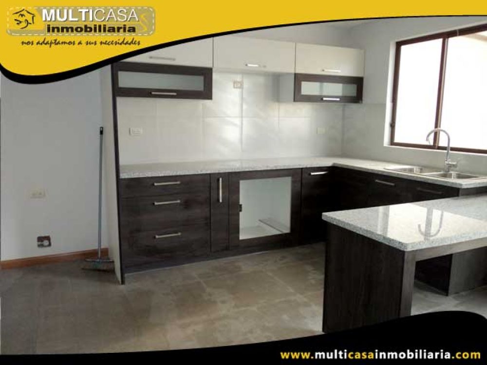 Venta a crédito Hermosa casa por estrenar, espacio verde, patio y garaje para 2 vehículos Sector Control Sur Cuenca-Ecuador