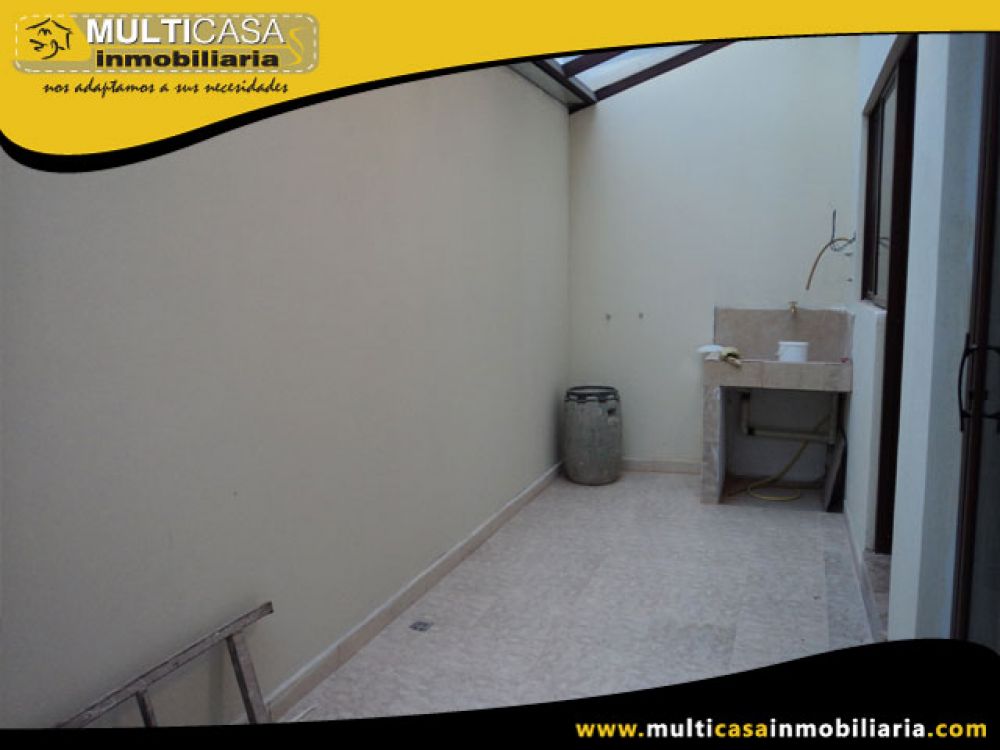 Venta a crédito Hermosa casa por estrenar, espacio verde y garaje. Sector Racar Cuenca-Ecuador