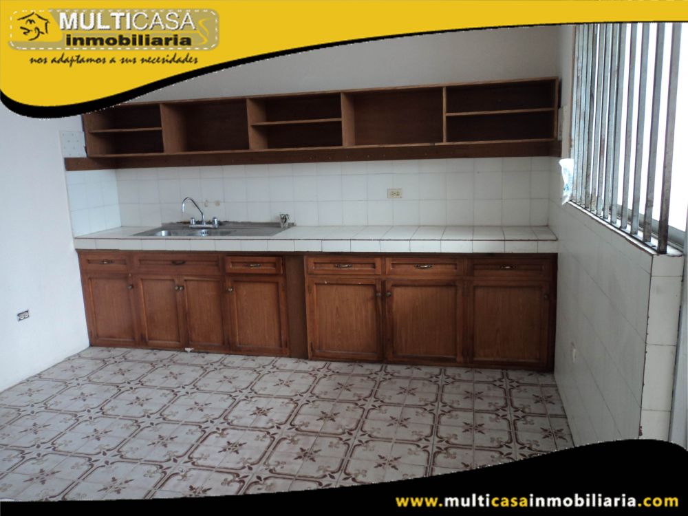 Venta de Hermosa casa a crédito con espacio verde, patio y garaje para 2 vehículos Sector Don Bosco Cuenca-Ecuador