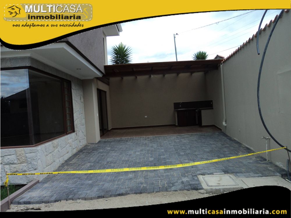 Venta de Hermosa Casa a crédito en Urbanización Privada con garaje para dos vehículos Sector Challuabamba Cuenca - Ecuador