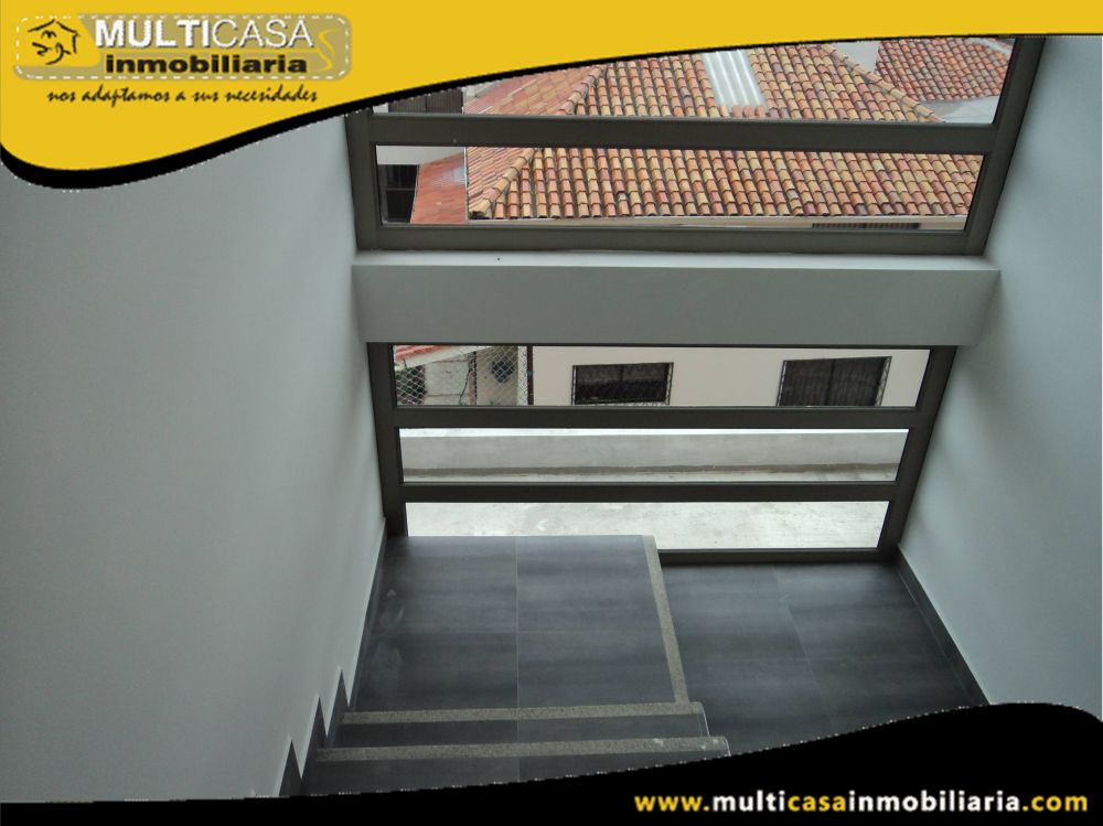 Arriendo Hermoso Edificio Comercial en muy buena ubicación con dos locales comerciales,tres departamentos y subterráneo para ocho garajes Sector Remigio Crespo Cuenca-Ecuador