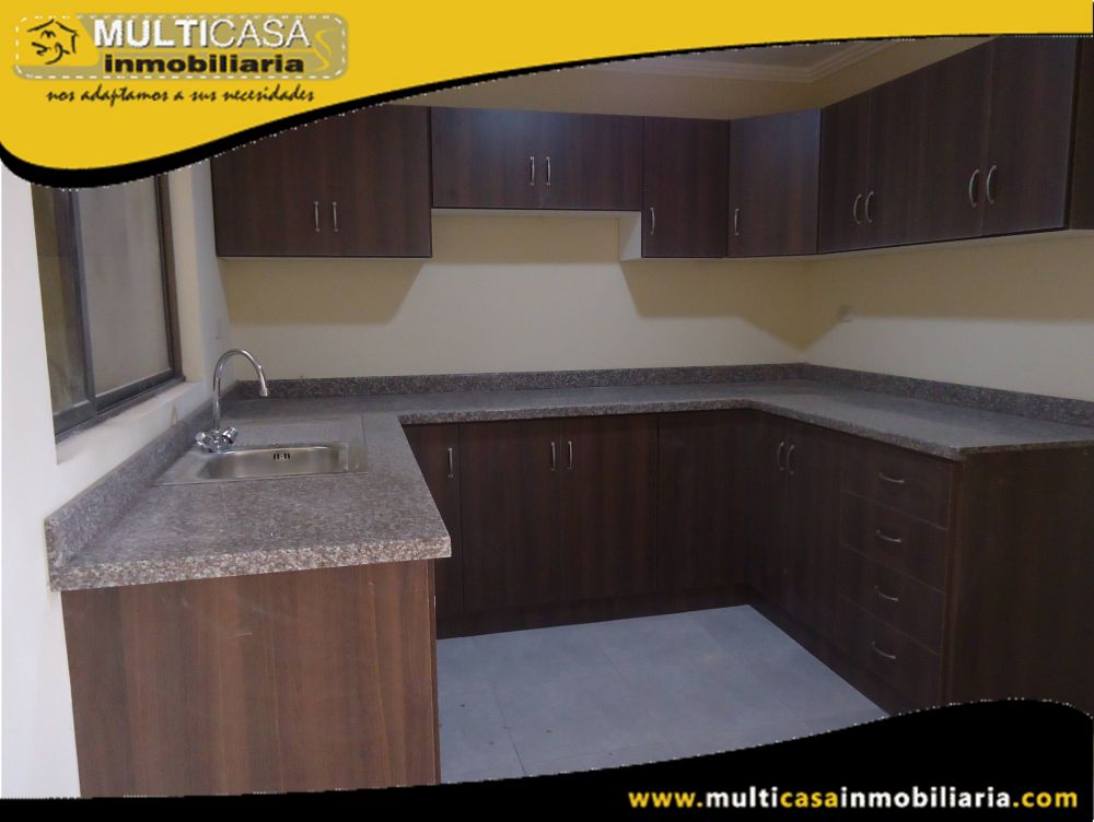Venta de Hermosa Casa Comercial de tres Plantas con Tres Departamentos y  local Comercial a crédito sector Racar Cuenca-Ecuador<b>