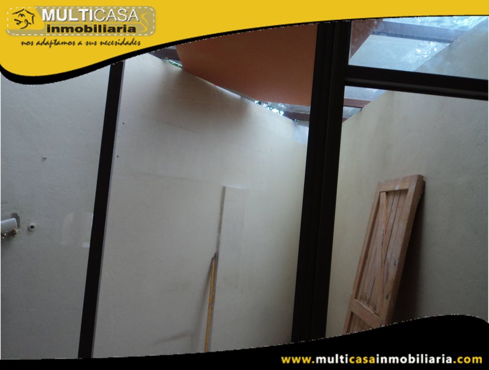 Arriendo hermoso Local Comercial con garaje para dos vehículos Sector Av.Paucarbamba Cuenca-Ecuador
