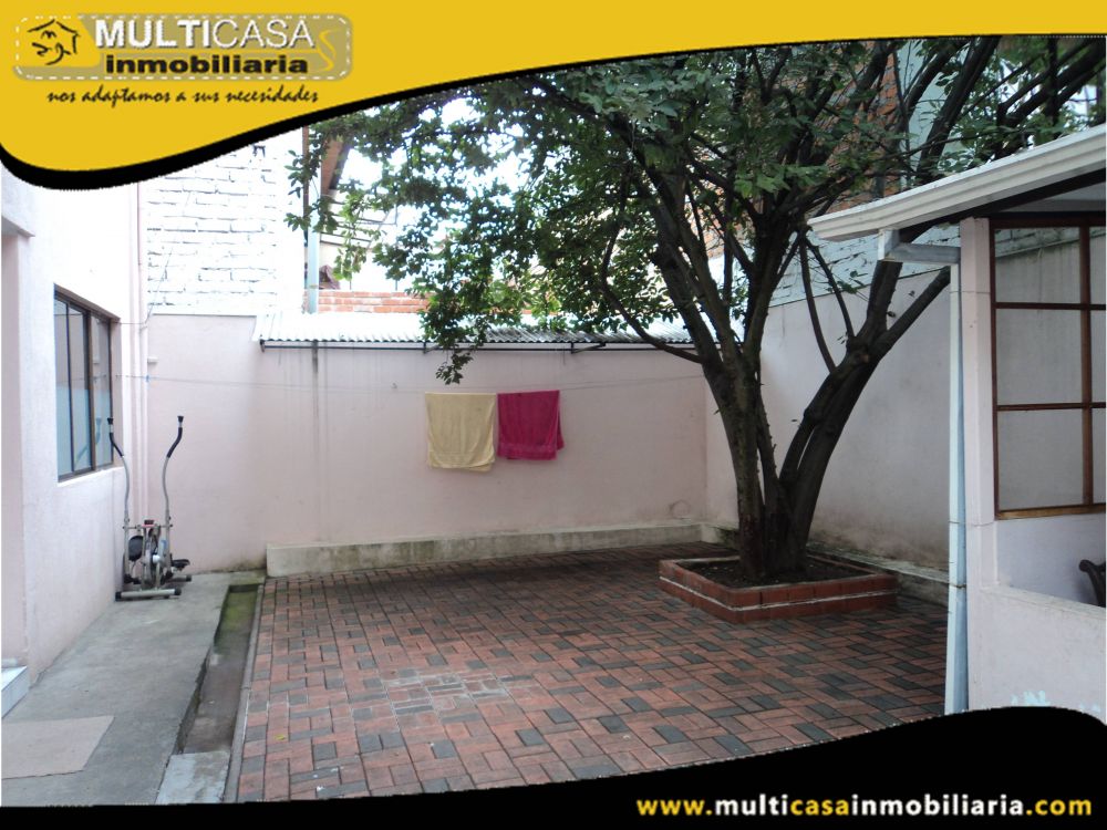 Venta de hermosa Casa a crédito con espacio verde y garaje para Tres vehiculos Sector La Republica Cuenca-Ecuador