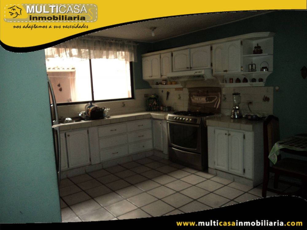 Venta de hermosa Casa a crédito con espacio verde y garaje para Tres vehiculos Sector La Republica Cuenca-Ecuador
