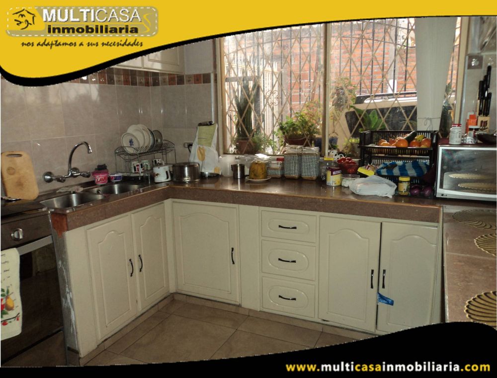 Casa de Seis Departamentos en Venta a Crédito Sector Av.10 de Agosto Cuenca - Ecuador