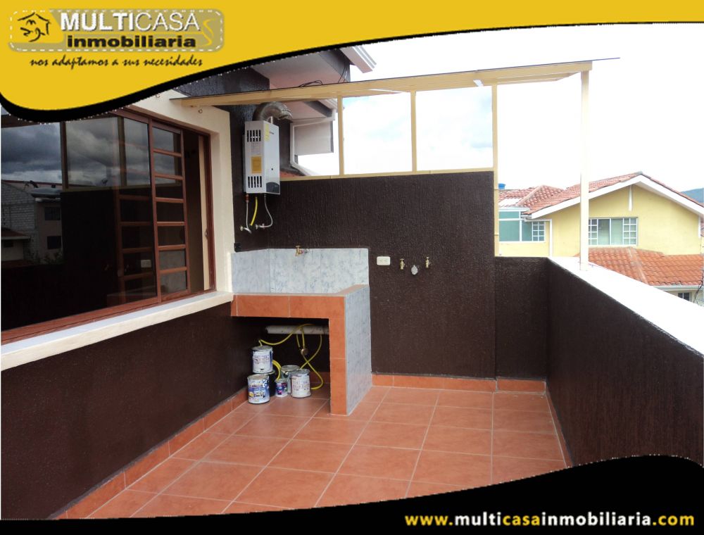 Casa Comercial de Tres departamentos en Venta Sector Juan Pablo II Cuenca-Ecuador