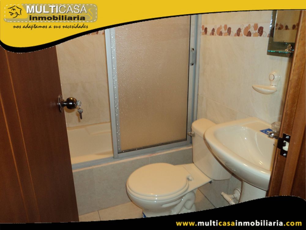 Casa Comercial de Tres departamentos en Venta Sector Juan Pablo II Cuenca-Ecuador