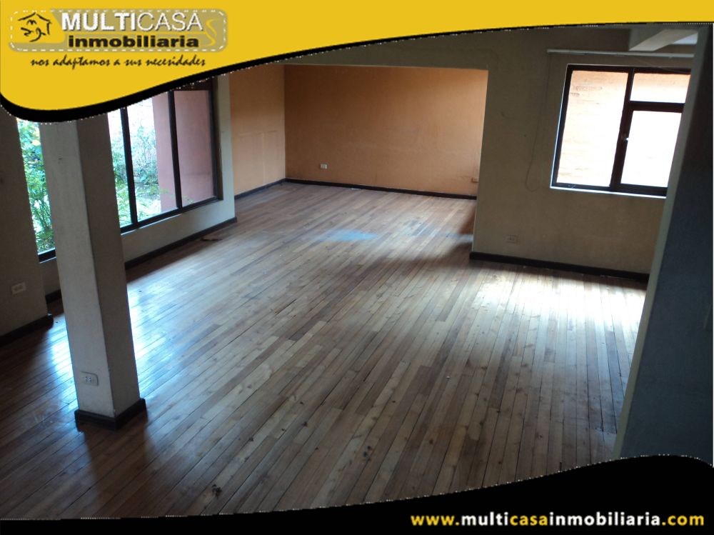 Arriendo hermosa Casa Comercial con garaje para Tres Vehiculos Sector El Estadio Cuenca-Ecuador