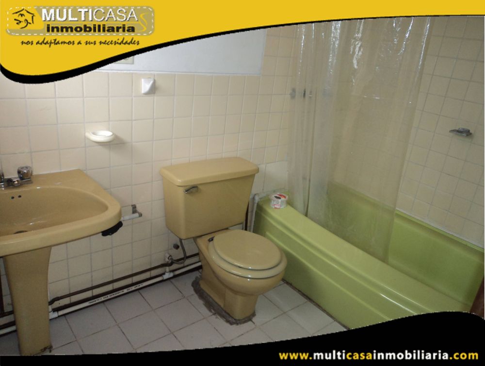 Arriendo hermosa Casa Comercial con garaje para Tres Vehiculos Sector El Estadio Cuenca-Ecuador