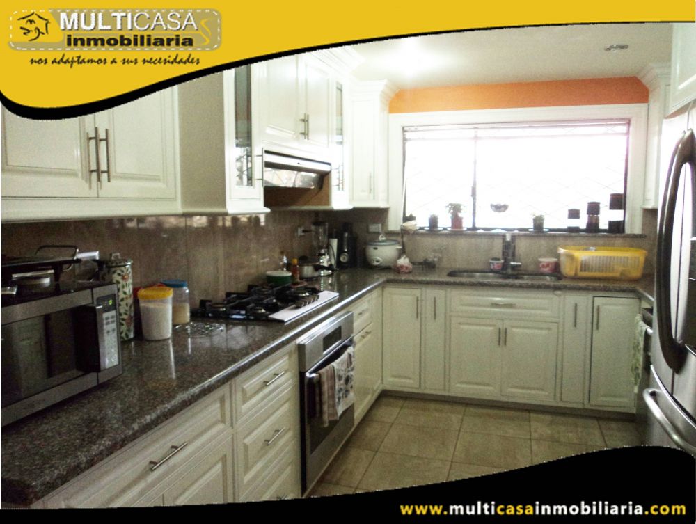 Venta de Hermosa casa a Crédito con espacio verde y garaje para tres Vehiculos Sector Coralcentro Cuenca-Ecuador