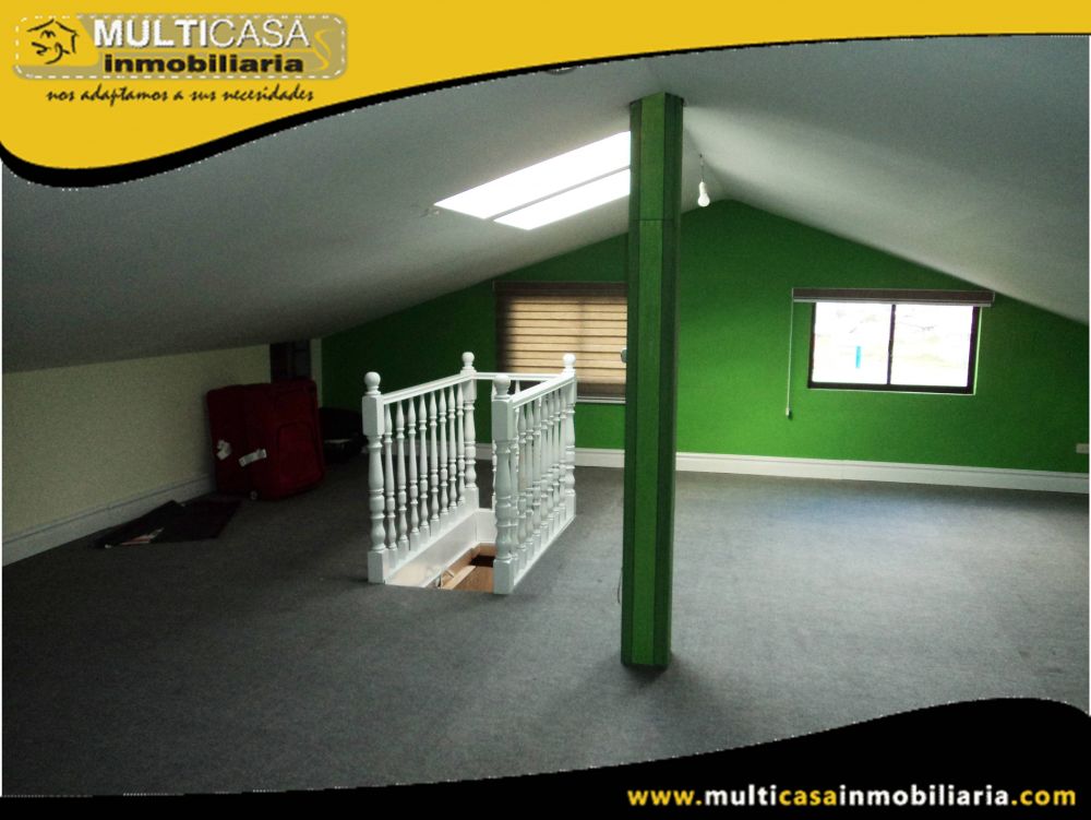 Venta de Hermosa casa a Crédito con espacio verde y garaje para tres Vehiculos Sector Coralcentro Cuenca-Ecuador