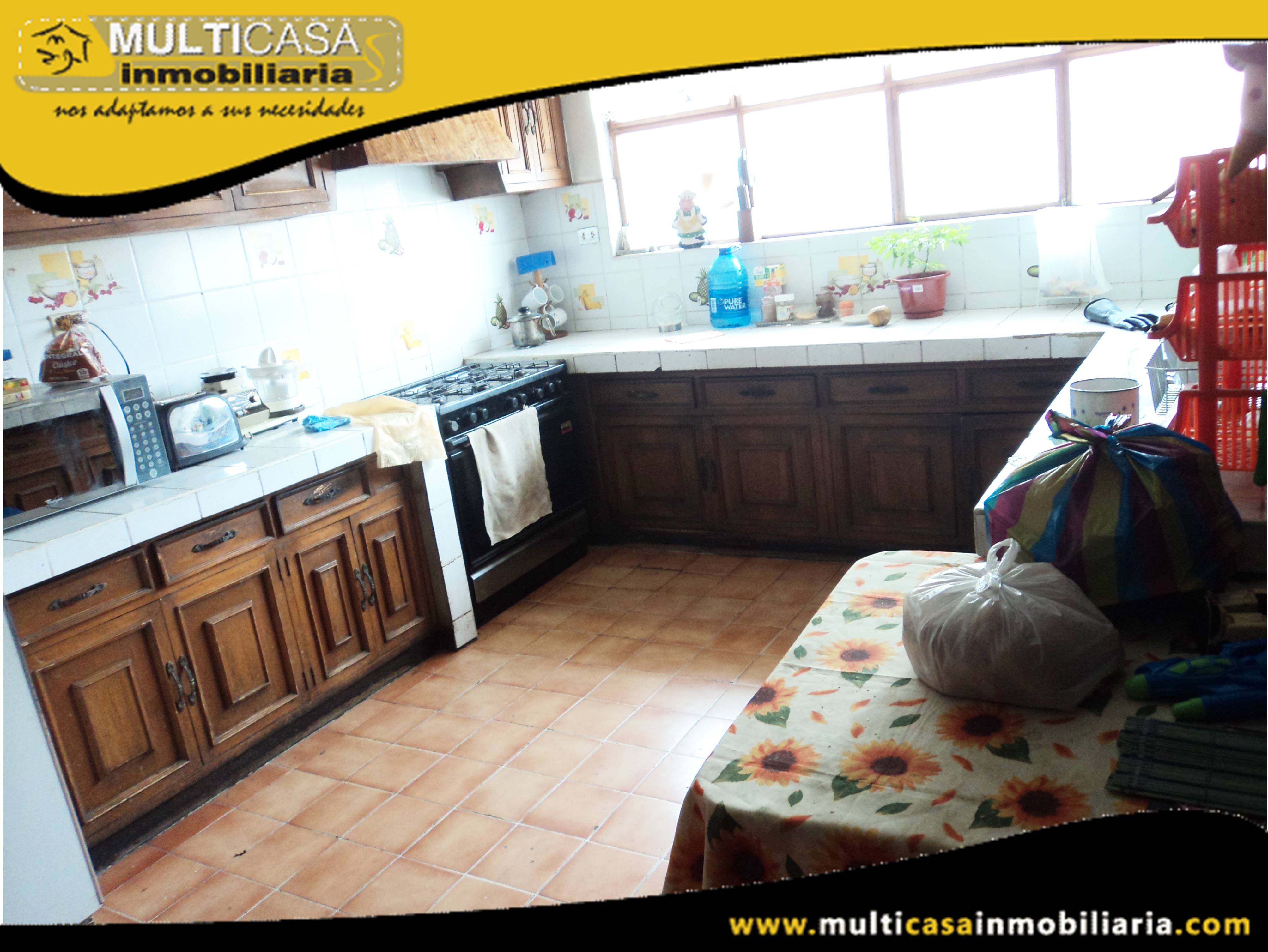 Casa Tres Departamentos en Venta a Crédito Sector Banco Central Cuenca-Ecuador