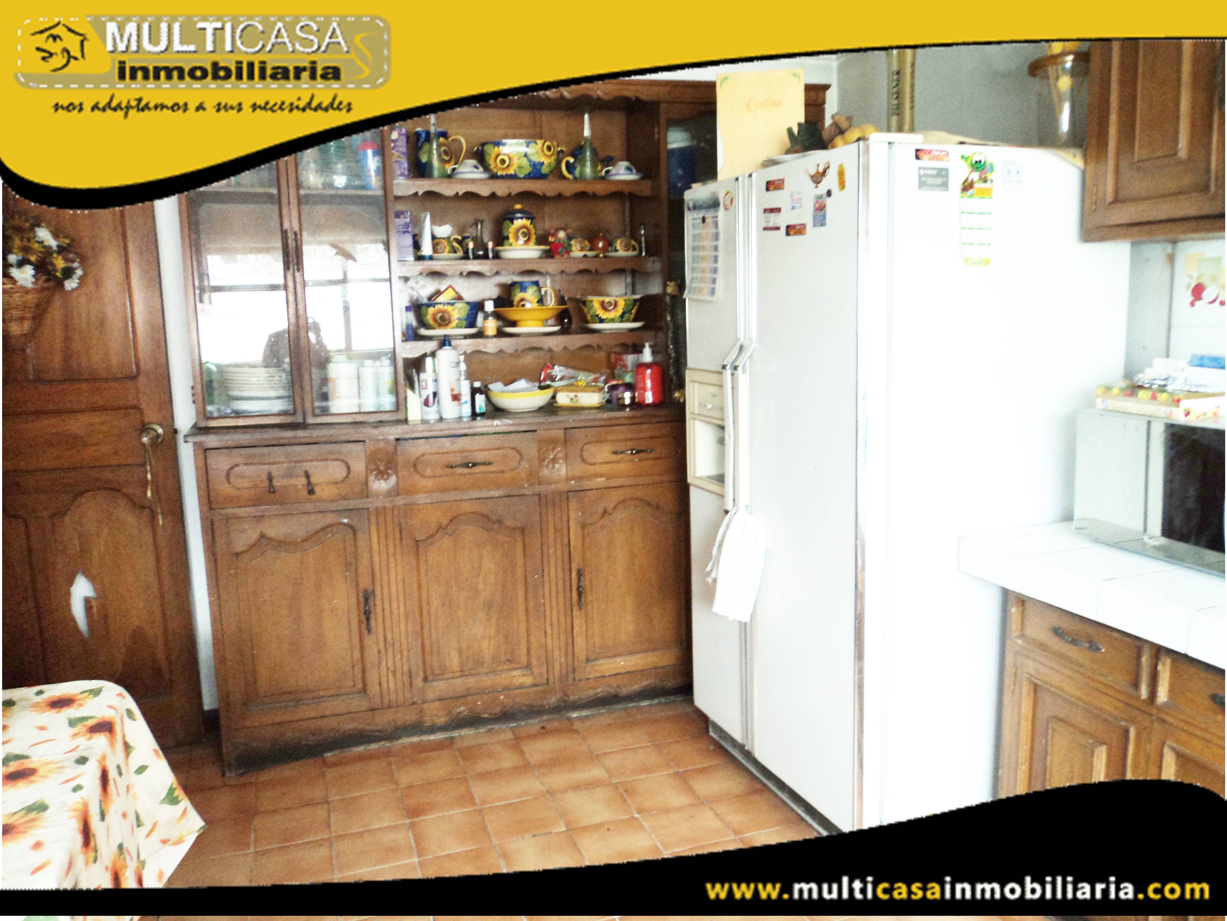 Casa Tres Departamentos en Venta a Crédito Sector Banco Central Cuenca-Ecuador