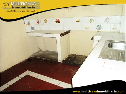 Casa en Venta con Tres Departamentos y Local Comercial Sector Totoracocha Cuenca-Ecuador