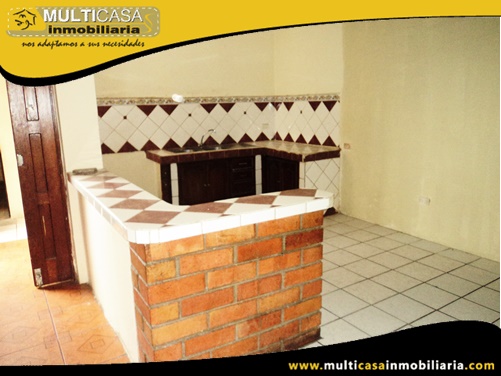 Casa en Venta con Tres Departamentos y Local Comercial Sector Totoracocha Cuenca-Ecuador