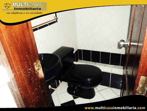 Casa en Venta con Tres Departamentos y Local Comercial Sector Totoracocha Cuenca-Ecuador