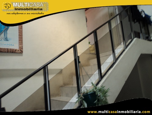 Casa Comercial en Venta a Crédito de Cuatro locales Comerciales Sector Centro de Gualaceo - Ecuador