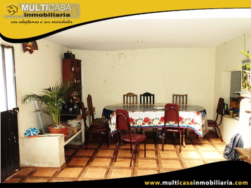Casa Comercial en Venta a Crédito de Cuatro locales Comerciales Sector Centro de Gualaceo - Ecuador