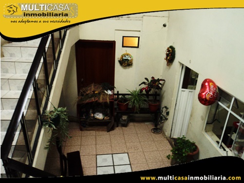 Casa Comercial en Venta a Crédito de Cuatro locales Comerciales Sector Centro de Gualaceo - Ecuador
