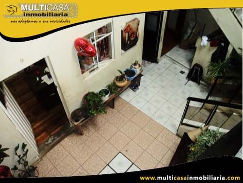 Casa Comercial en Venta a Crédito de Cuatro locales Comerciales Sector Centro de Gualaceo - Ecuador