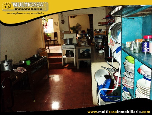 Casa Comercial en Venta a Crédito de Cuatro locales Comerciales Sector Centro de Gualaceo - Ecuador