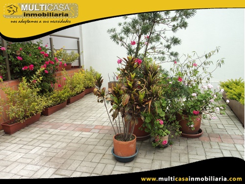 Casa con Local Comercial y Tres departamentos en Venta Sector Av.12 de Abril Cuenca-Ecuador