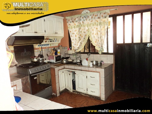 Casa Comercial en Venta de Dos Departamentos y Local Comercial Sector Crea Cuenca-Ecuador