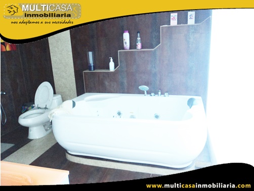Casa Comercial en Venta de Dos Departamentos y Local Comercial Sector Crea Cuenca-Ecuador