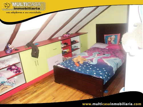 Casa en Venta de Tres Departamentos con Local Comercial Sector Colegio Garaicoa Cuenca-Ecuador