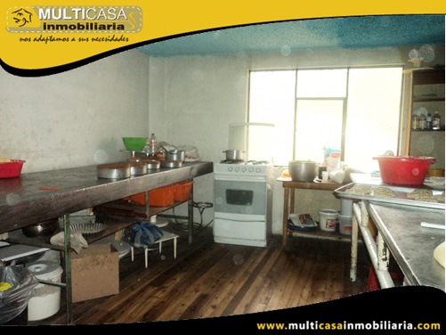 Casa en Venta de Tres Departamentos con Local Comercial Sector Colegio Garaicoa Cuenca-Ecuador