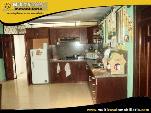 Casa en Venta de Tres Departamentos con Local Comercial Sector Colegio Garaicoa Cuenca-Ecuador