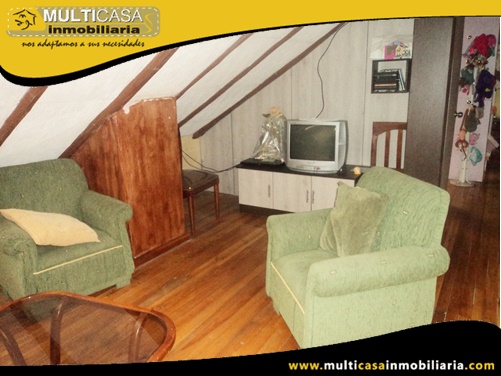 Casa en Venta de Tres Departamentos con Local Comercial Sector Colegio Garaicoa Cuenca-Ecuador