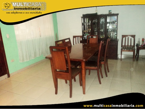 Casa en Venta de Tres Departamentos con Local Comercial Sector Colegio Garaicoa Cuenca-Ecuador