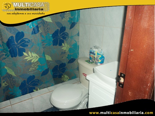 Casa en Venta de Tres Departamentos con Local Comercial Sector Colegio Garaicoa Cuenca-Ecuador