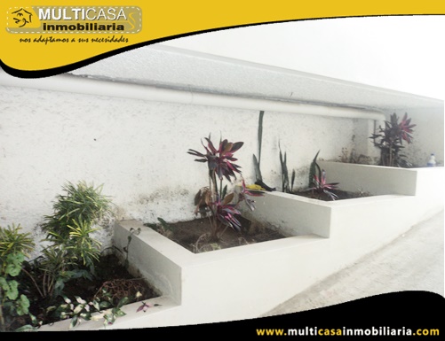 Casa Comercial en Venta a Crédito con dos Locales Comerciales y dos Departamentos Sector Ave. Solano Cuenca-Ecuador