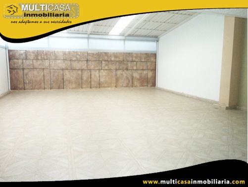 Casa Comercial en Venta a Crédito con dos Locales Comerciales y dos Departamentos Sector Ave. Solano Cuenca-Ecuador
